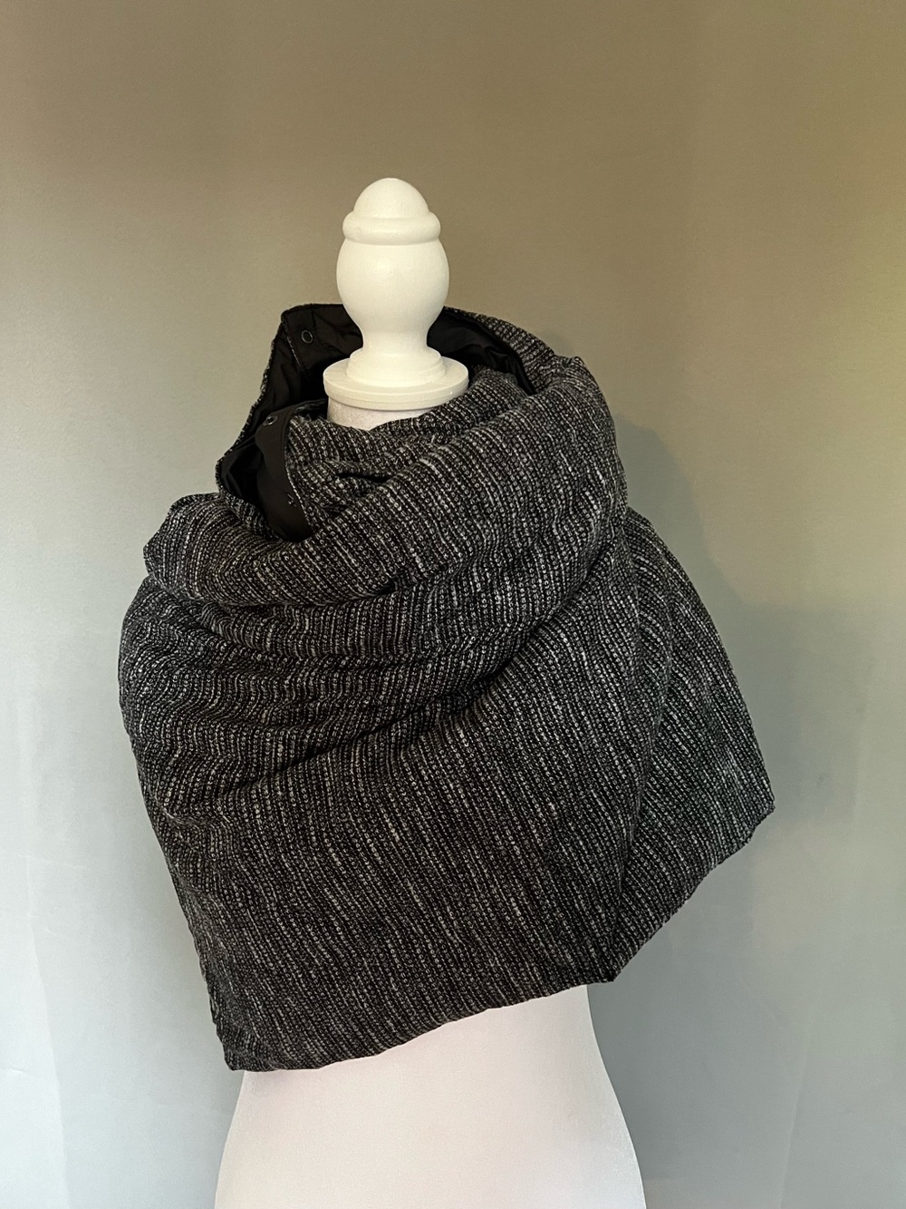Lululemon Cozy Black & Gray reversible down Scarf